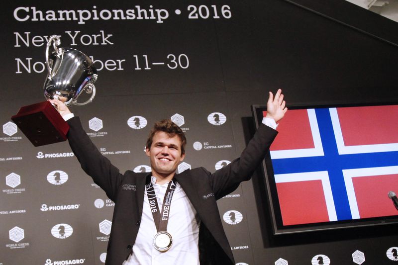 carlsen-with-trophy